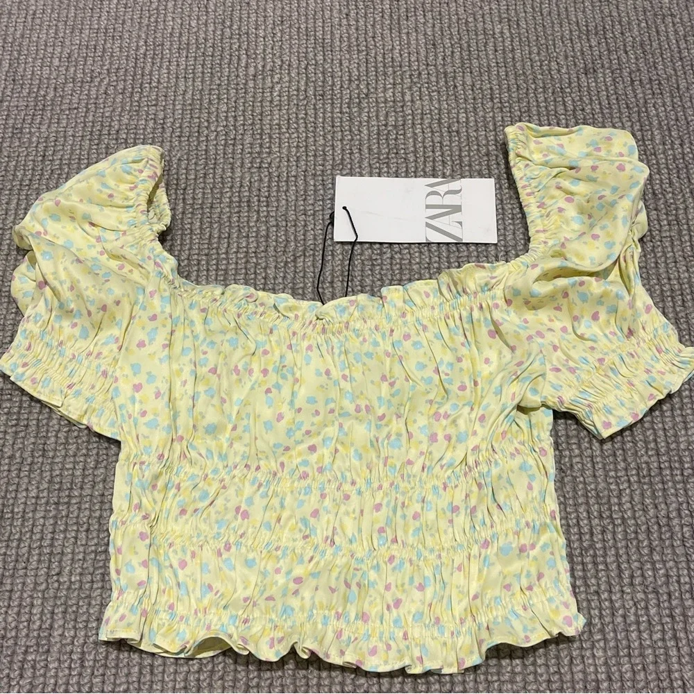 Zara Satin Effect Printed Top in Pastel Yellow (XS) - Picture 8 of 9